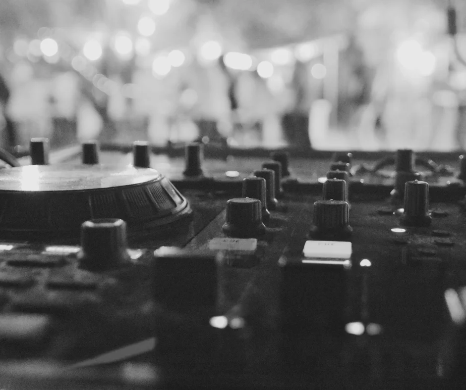O que um DJ jamais deve fazer em uma festa?!